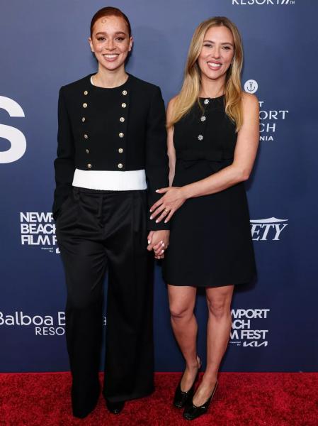 Скарлетт Йоханссон в черном мини-платье посетила фестиваль в Калифорнии
Скарлетт Йоханссон в черном мини-платье посетила фестиваль в Калифорнии