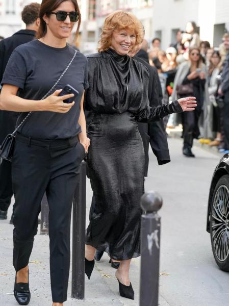 Памела Андерсон дебютировала с новым цветом волос на показе в Париже
Памела Андерсон дебютировала с новым цветом волос на показе в Париже