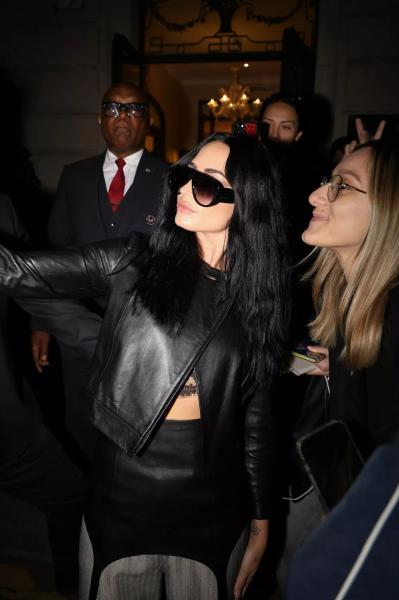 Деми Ловато появилась в эффектном кожаном образе на Неделе моды в Париже
Деми Ловато появилась в эффектном кожаном образе на Неделе моды в Париже