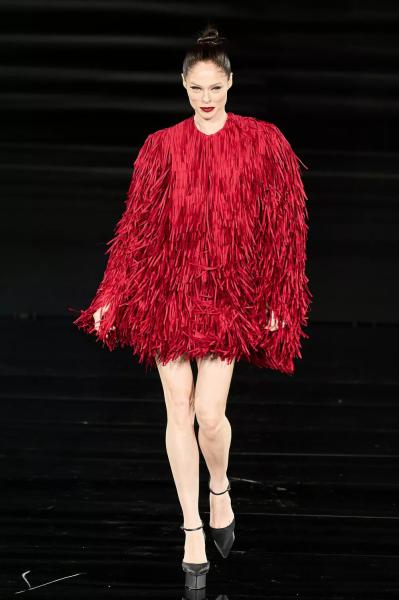 
                Кендалл Дженнер, Кара Делевинь, Джейн Фонда, Хайди Клум: звезды дефилируют на показе L’Oreal Paris            