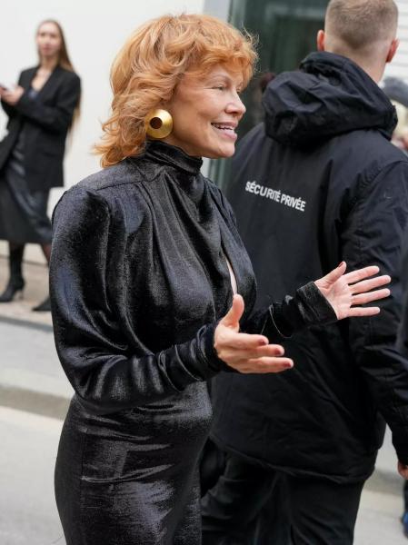 Памела Андерсон дебютировала с новым цветом волос на показе в Париже
Памела Андерсон дебютировала с новым цветом волос на показе в Париже