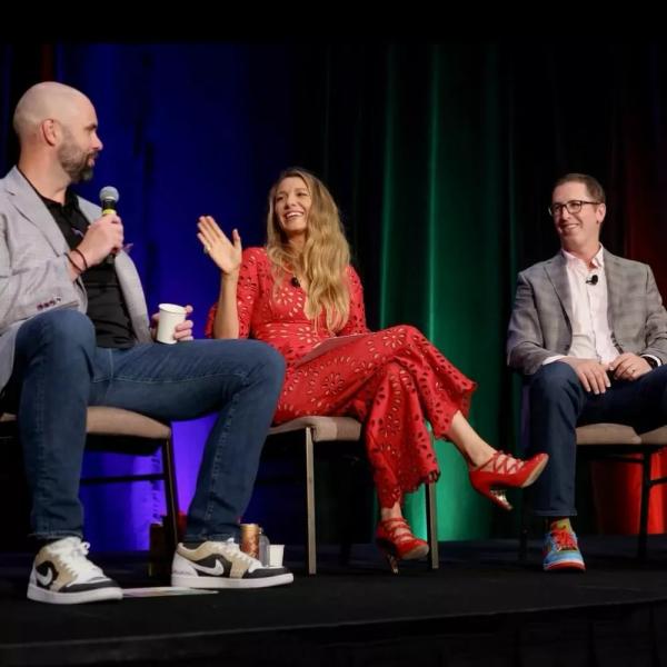 
                Блейк Лайвли похвасталась винтажной обувью в стиле "Сплетницы"            