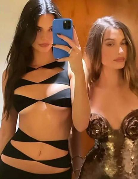 Кайли Дженнер скопировала скандальный образ сестры Кендалл
Кайли Дженнер скопировала скандальный образ сестры Кендалл