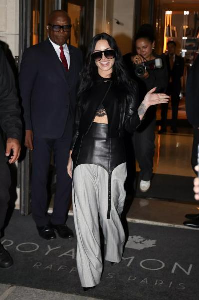 Деми Ловато появилась в эффектном кожаном образе на Неделе моды в Париже
Деми Ловато появилась в эффектном кожаном образе на Неделе моды в Париже