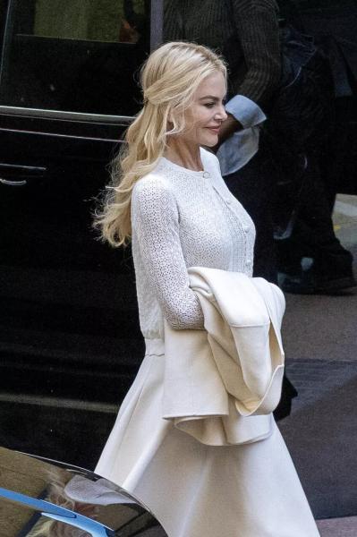 Образ дня: Николь Кидман в полностью свтелом аутфите на улицах Нью-Йорка
Образ дня: Николь Кидман в полностью свтелом аутфите на улицах Нью-Йорка