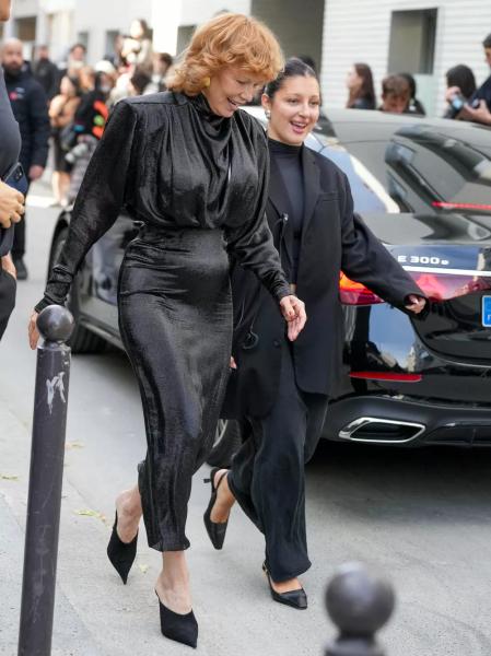 Памела Андерсон дебютировала с новым цветом волос на показе в Париже
Памела Андерсон дебютировала с новым цветом волос на показе в Париже