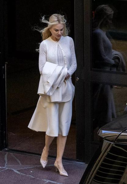 Образ дня: Николь Кидман в полностью свтелом аутфите на улицах Нью-Йорка
Образ дня: Николь Кидман в полностью свтелом аутфите на улицах Нью-Йорка