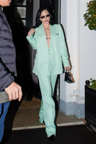 
                Леди Гага кардинально сменила образ — она снова брюнетка            