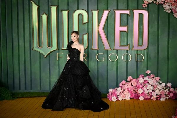 Образ дня: Ариана Гранде в черном бальном платье на кинопремьере
Образ дня: Ариана Гранде в черном бальном платье на кинопремьере