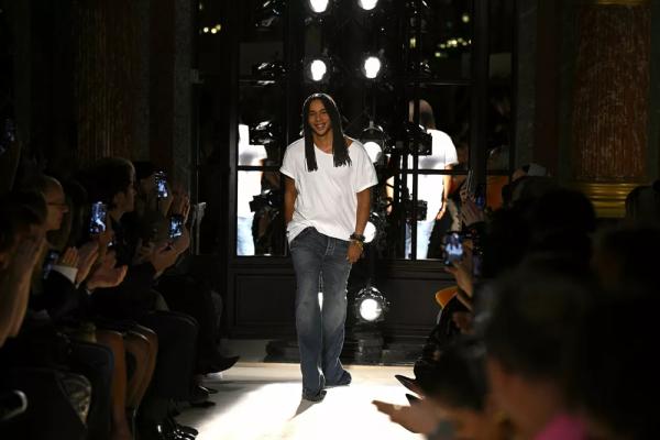 Оливье Рустен покидает пост креативного директора Balmain
Оливье Рустен покидает пост креативного директора Balmain