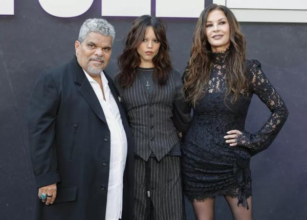 56-летняя Кэтрин Зета-Джонс появилась на публике в маленьком черном платье
56-летняя Кэтрин Зета-Джонс появилась на публике в маленьком черном платье