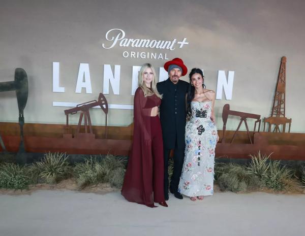 Образ дня: Деми Мур в цветочном платье на кинопремьере
Образ дня: Деми Мур в цветочном платье на кинопремьере