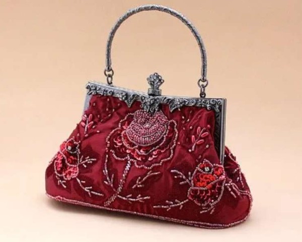 Идеальные вечерние сумки для Нового года 2026: от театральной классики до бархата Идеальные вечерние сумки для Нового года 2026: от театральной классики до бархата