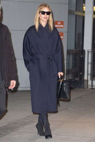 Пальто-халат снова в моде: что носят главные иконы стиля Пальто-халат снова в моде: что носят главные иконы стиля