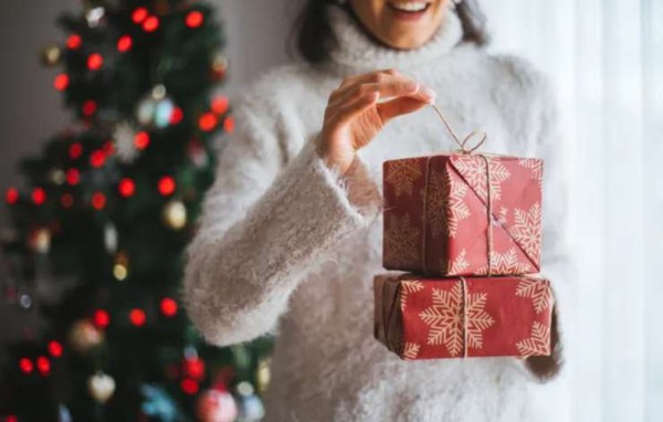 Пять подарков для взрослой дочери или подруги: одежда и аксессуары, как выбрать