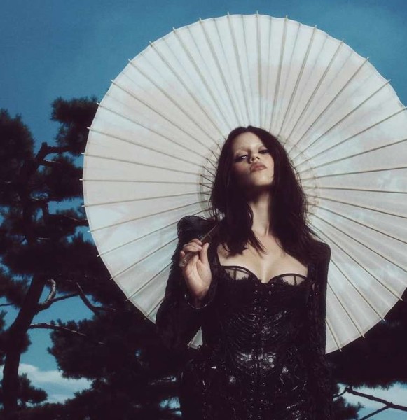 Пять стильных выходов Дженны Ортега, где она королева тьмы и гламура