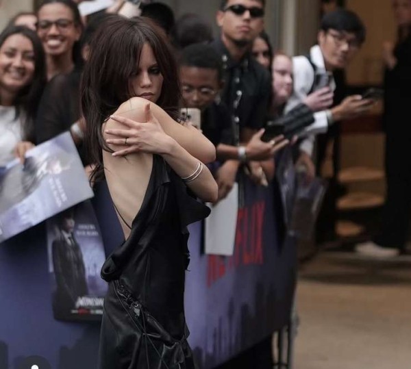 Пять стильных выходов Дженны Ортега, где она королева тьмы и гламура