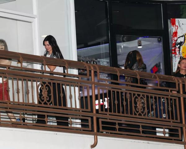 Кендалл Дженнер пообедала с Мэри-Кейт Олсен – ждем коллаборацию?
Кендалл Дженнер пообедала с Мэри-Кейт Олсен – ждем коллаборацию?