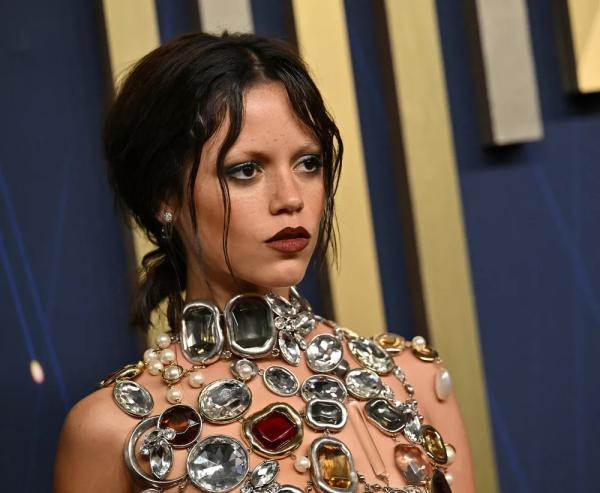 Образ дня: Дженна Ортега в платье с жемчугом на красной дорожке "Эмми"
Образ дня: Дженна Ортега в платье с жемчугом на красной дорожке "Эмми"