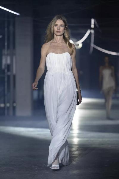 
                Наталья Водянова, Кара Делевинь и Стелла Максвелл дефилируют по подиуму в Париже            