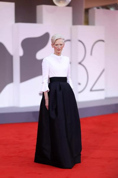 От Кейт Бланшетт до Хлои Севиньи: лучшие наряды Венецианского кинофестиваля
От Кейт Бланшетт до Хлои Севиньи: лучшие наряды Венецианского кинофестиваля