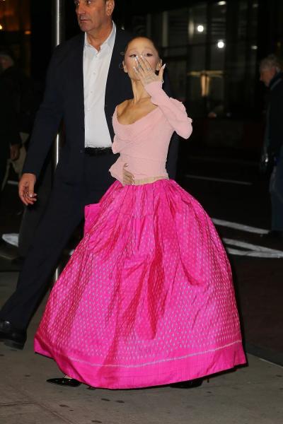 Ариана Гранде вернулась в свою "розовую" эру и примерила наряд в стиле Барби
Ариана Гранде вернулась в свою "розовую" эру и примерила наряд в стиле Барби