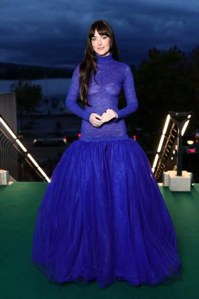 
                Образ дня: Дакота Джонсон в синем полупрозрачном платье на кинофестивале            