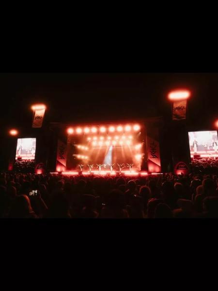 Рита Ора отправилась на горнолыжный курорт на каблуках
Рита Ора отправилась на горнолыжный курорт на каблуках