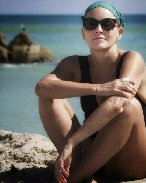 
                67-летняя Шэрон Стоун снялась топлес в пикантной фотосессии            