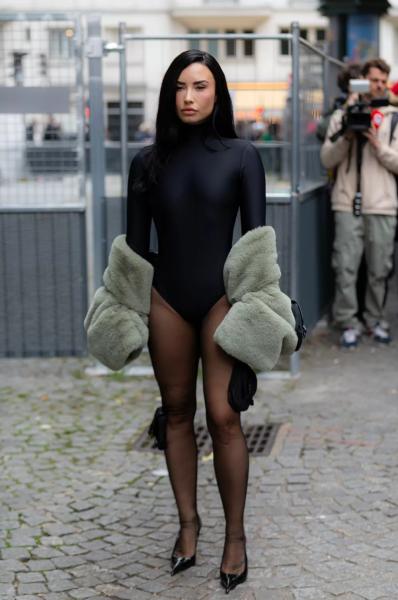 
                Похудевшая Деми Ловато вышла в свет в капроновых колготках            