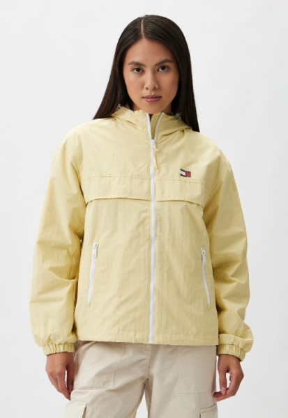 Топ-10 трендовых женских ветровок на весну-2025: подборка актуальных стилей Топ-10 трендовых женских ветровок на весну-2025: подборка актуальных стилей