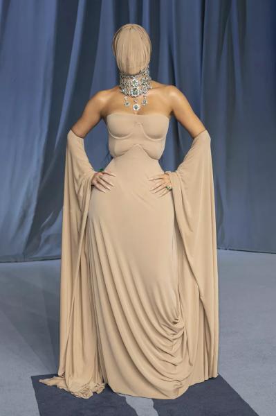 
                Ким Кардашьян напугала фанатов, посетив ковровую дорожку в маске            