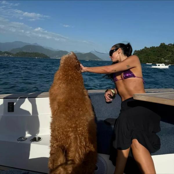 Дуа Липа загорает на яхте в розовом бикини с пайетками
Дуа Липа загорает на яхте в розовом бикини с пайетками