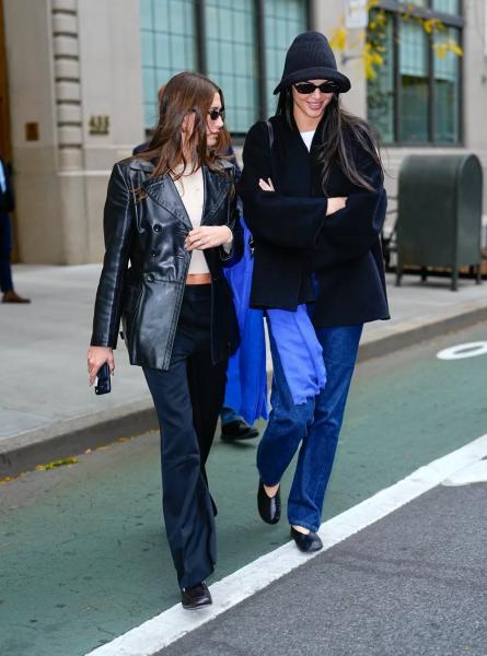 Как сочетать черный с синим – показывает Кендалл Дженнер
Как сочетать черный с синим – показывает Кендалл Дженнер