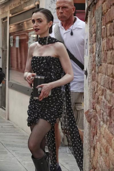 Образ дня: Лили Коллинз в платье в горошек на съемках "Эмили в Париже"
Образ дня: Лили Коллинз в платье в горошек на съемках "Эмили в Париже"