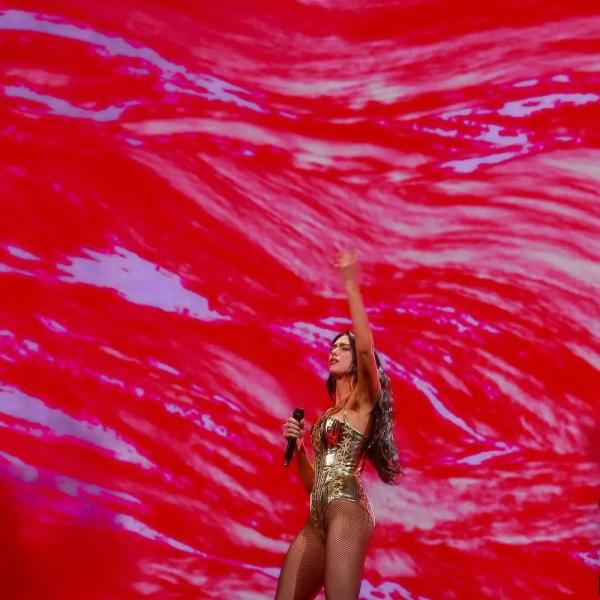 Дуа Липа выступила на сцене в эффектном боди из золота
Дуа Липа выступила на сцене в эффектном боди из золота