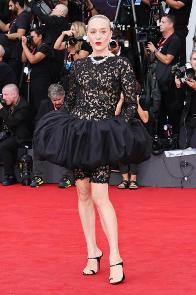 От Кейт Бланшетт до Хлои Севиньи: лучшие наряды Венецианского кинофестиваля
От Кейт Бланшетт до Хлои Севиньи: лучшие наряды Венецианского кинофестиваля