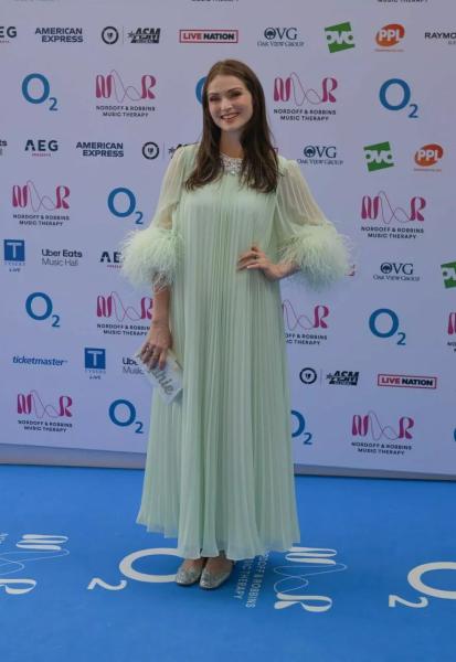 Образ дня: Софи Эллис-Бекстор в мятно-зеленом платье на музыкальной премии
Образ дня: Софи Эллис-Бекстор в мятно-зеленом платье на музыкальной премии