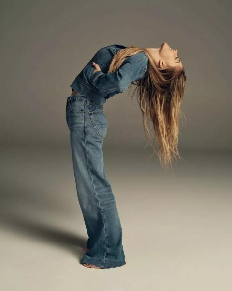 
                Сидни Суини позирует в джинсовке на голое тело в новой рекламной кампании            