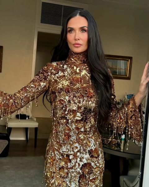 
                Деми Мур кардинально поменяла прическу            