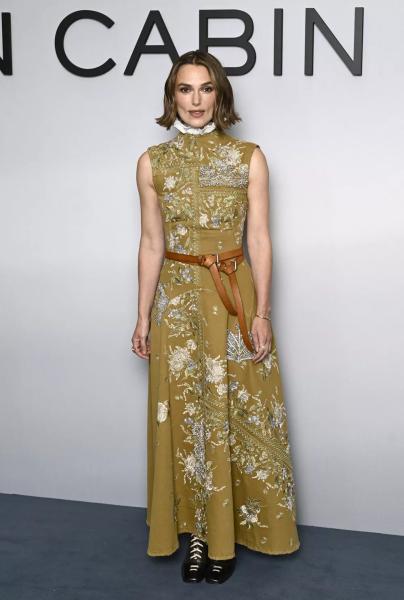 Кира Найтли позирует на ковровой дорожке в джинсовом платье с цветочной вышивкой
Кира Найтли позирует на ковровой дорожке в джинсовом платье с цветочной вышивкой