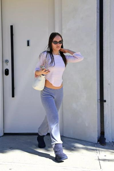 Лили-Роуз Депп перекрасилась в жгучую брюнетку
Лили-Роуз Депп перекрасилась в жгучую брюнетку