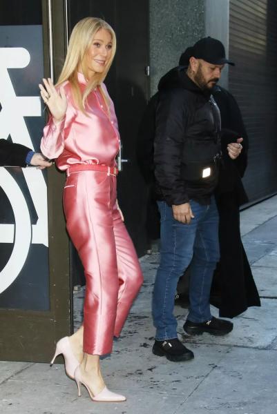 Образ дня: Гвинет Пэлтроу в атласном розовом тотал-луке – что в нем необычного
Образ дня: Гвинет Пэлтроу в атласном розовом тотал-луке – что в нем необычного