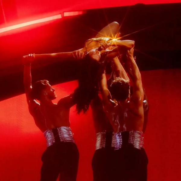 Дуа Липа выступила на сцене в эффектном боди из золота
Дуа Липа выступила на сцене в эффектном боди из золота