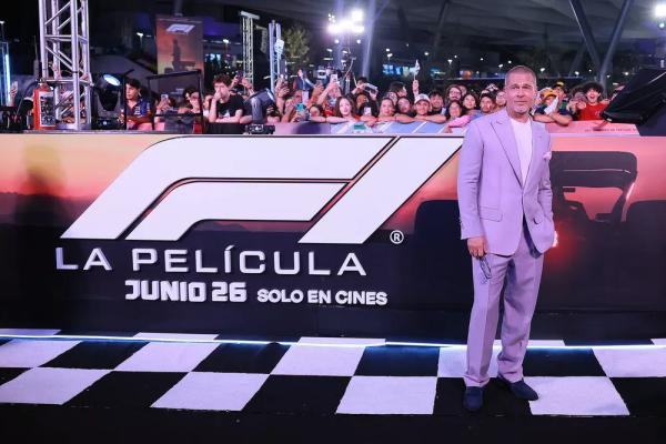 Брэд Питт вышел на публику в стильном лавандовом костюме
Брэд Питт вышел на публику в стильном лавандовом костюме