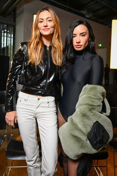 
                Похудевшая Деми Ловато вышла в свет в капроновых колготках            