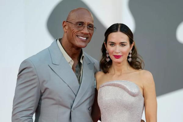 Образ дня: Эмили Блант в серебряном платье на Венецианском кинофестивале
Образ дня: Эмили Блант в серебряном платье на Венецианском кинофестивале