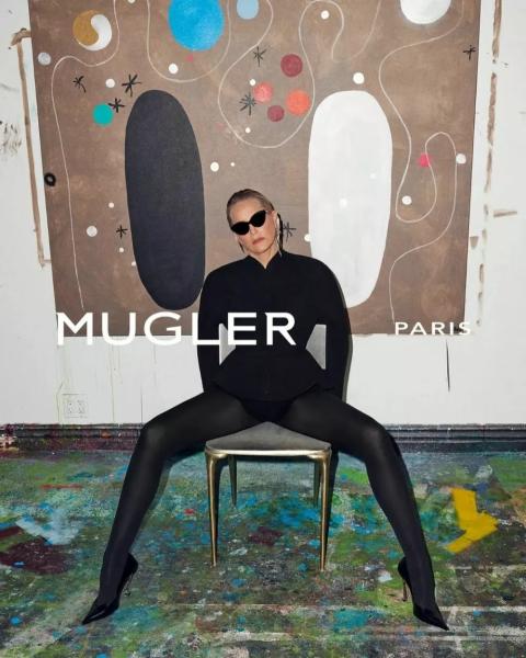 
                Шэрон Стоун снялась в рекламном кампейне в духе триллера “Основной инстинкт”            