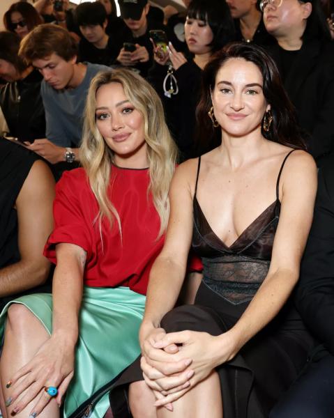 Хилари Дафф впервые за десятилетие сходила на модный показ
Хилари Дафф впервые за десятилетие сходила на модный показ