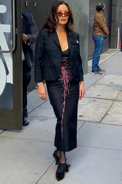 Образ дня: Кэтрин Зета-Джонс в преддверии премьеры нового сезона "Уэнсдэй"
Образ дня: Кэтрин Зета-Джонс в преддверии премьеры нового сезона "Уэнсдэй"